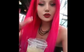 Türk Kızıl Starbucks da takılıp motorculara veriyor