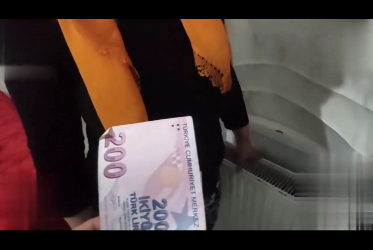 Türbanlı Türk Hizmetçi  Göt Karşılığında Borçlarını Sildirdi