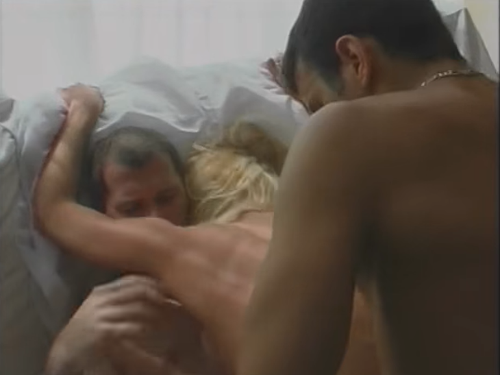 İnce Sarışın Bir Kadın Kanepede İki Devasa Penis Tarafından Sikiliyor Sahneleriyle Hardcore DP