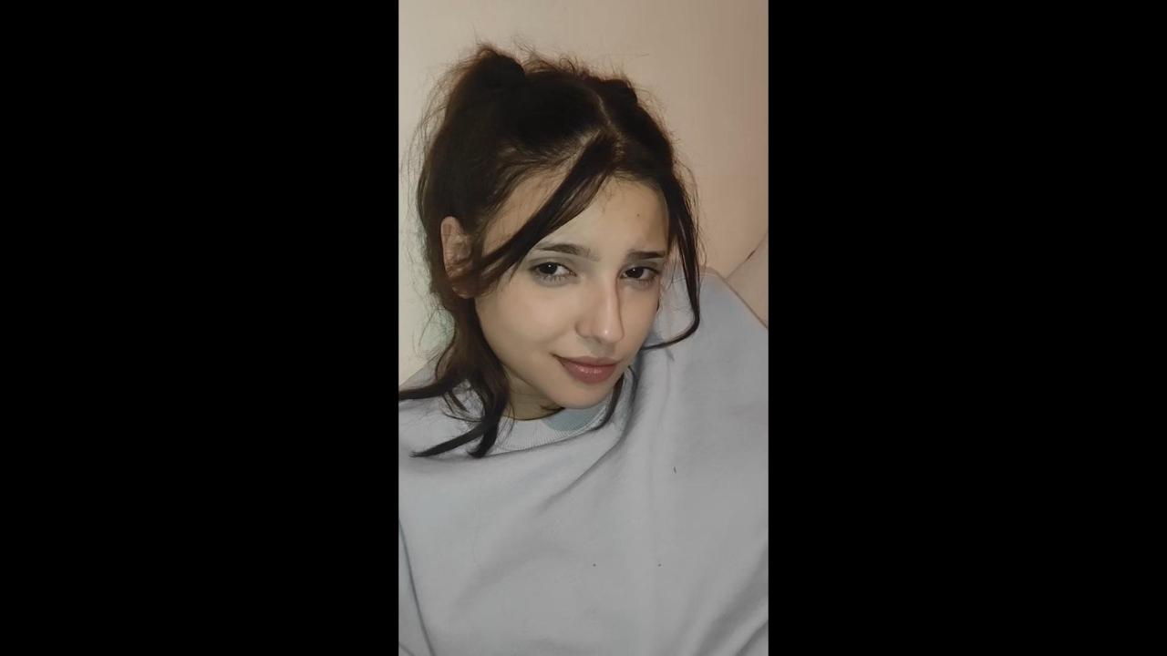 Sikimin Ucunu Genç Komşumun Bakire Kıçına Koydum: Sarsıcı İlk Deneyim