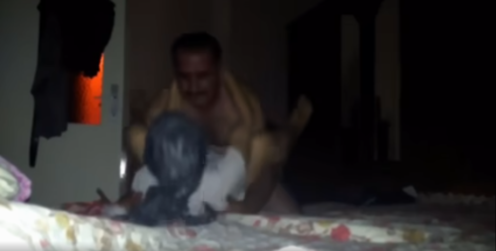 Hacı Dayı Türbanlı Eşini Yatırmış Sert Sikiyor